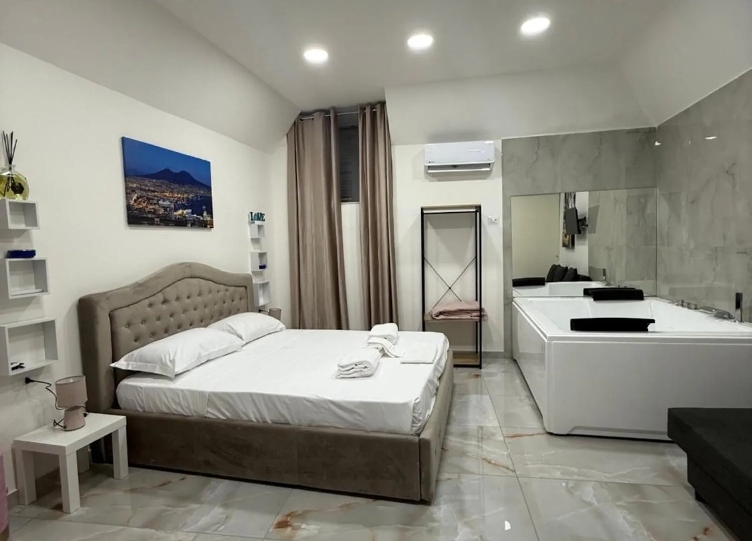 Caracciolo Suites 36 نابولي