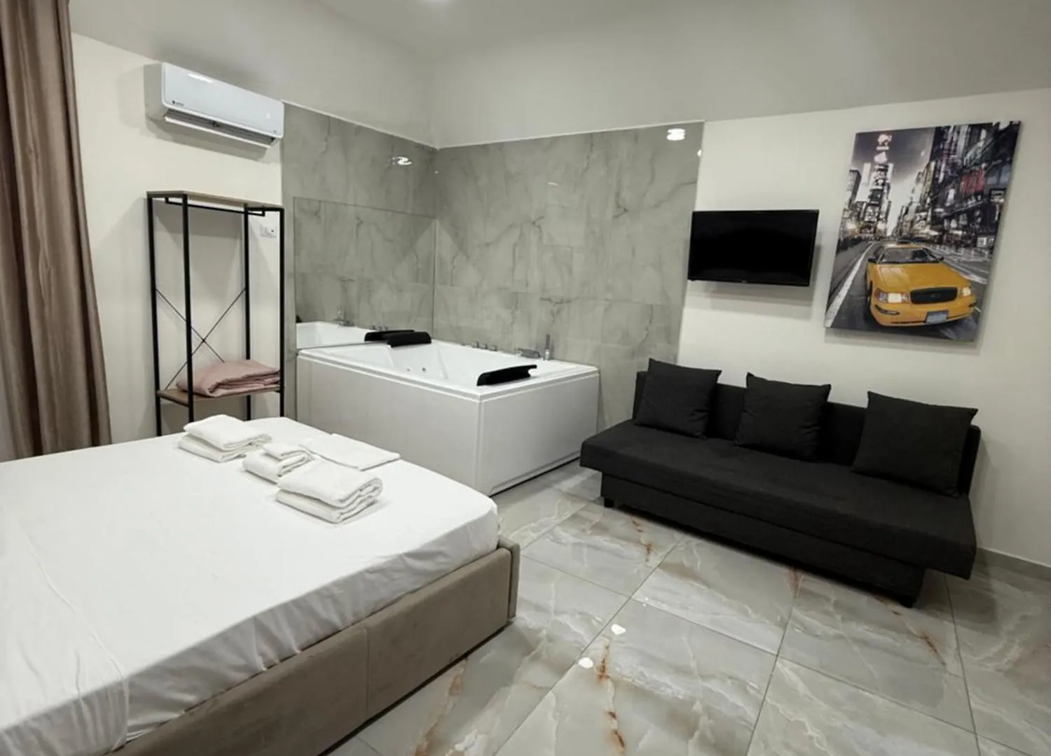Caracciolo Suites 36 نابولي